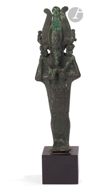 null Osiris debout tenant ses instruments
Coiffé d’une couronne Atef ornée de nombreux...