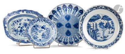 Quatre plats en porcelaine bleu et blanc...