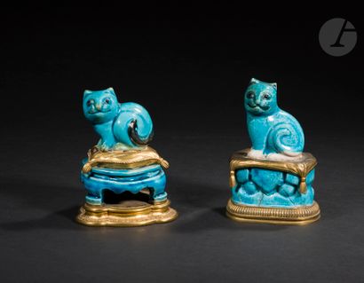 Deux petits chats en porcelaine bleu turquoise...