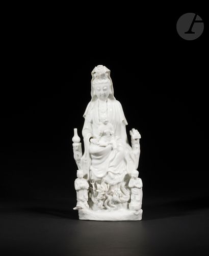 Grande Guanyin en porcelaine blanc de Chine,...