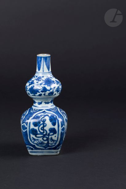 Vase en porcelaine bleu et blanc de forme...