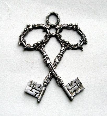null Bijou de Trésorier formé de deux clés croisés. 19 è. ( 9 cm.)