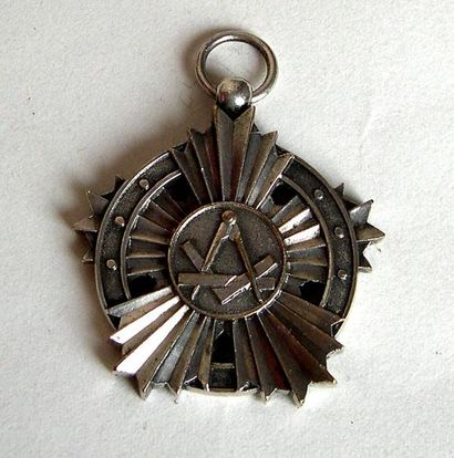 null Médaille de la loge "le Travail" à l'Orient de Remiremont en bronze argenté....