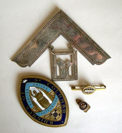 null Lot: Plaque émaillée, Bijou de Passé-Vénérable et deux insignes du Rotary.