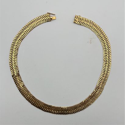Un collier à maille souple en or 18 K.

Poinçon...