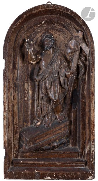 Porte de tabernacle en bois sculpté en fort relief, polychromé et doré à décor du Christ ressuscitant.