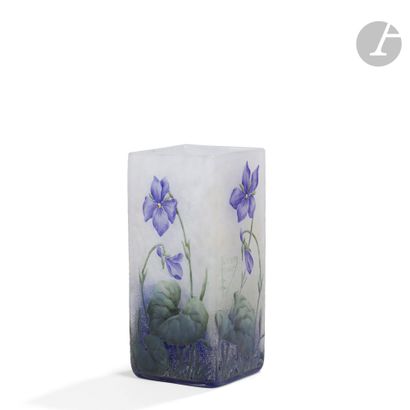 DAUM NANCY
Violettes
Vase quadrangulaire....