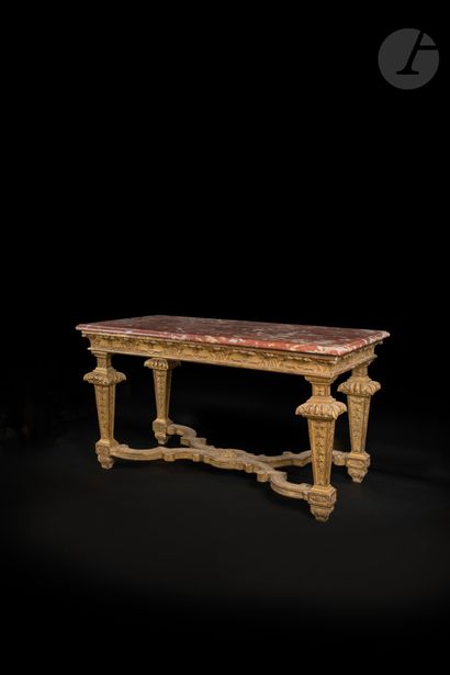 Rare table de milieu en bois mouluré, sculpté...