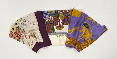 GUCCI
Trois foulards, un à décor de singe,...