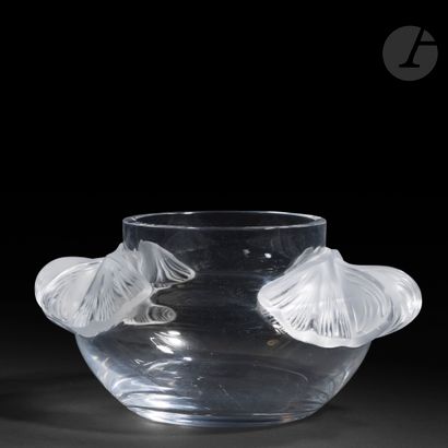 null MAISON LALIQUE
Bursar vase with wide straight neck decorated with peonies.
Proof...