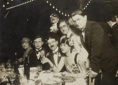 null Dîner Dada de fin d'année chez Marthe Chenal, c. 1920. De gauche à droite :...