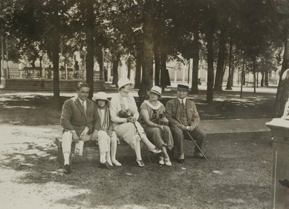 null Francis Picabia en famille dans un parc en compagnie de Germaine Everling, c....