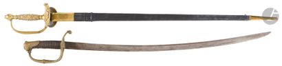 null Deux armes blanches: 
- épée de sous-officier de gendarmerie modèle 1872. 
Clavier...