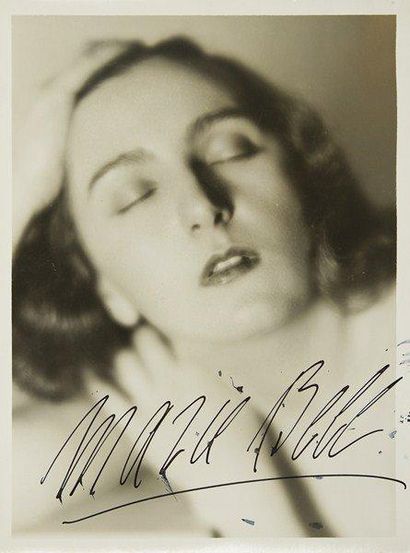 null Marie-Jeanne Bellon, dite Marie BELL (1900-1985) actrice. 4 photographies signées;...