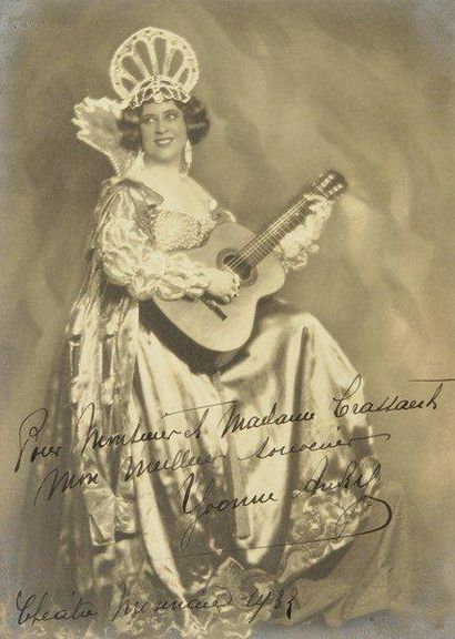 null Yvonne ANDRY (1894-1973) mezzo-soprano belge. 3 photographies dédicacées, 1926-1932;...