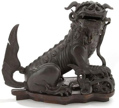 CHINE - XVIIIe siècle Chimère formant brûle parfum, assise en bronze à patine brune,...