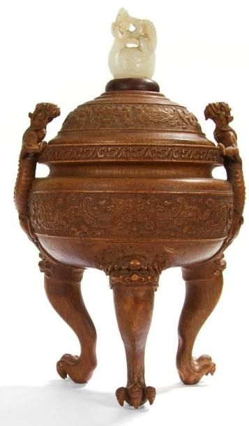 CHINE-Epoque QIANLONG (1736 - 1795) Brûle-parfum tripode en bambou à décor sculpté...