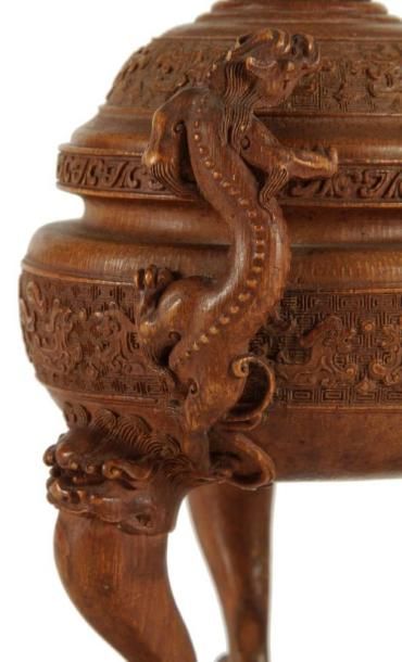 CHINE-Epoque QIANLONG (1736 - 1795) Brûle-parfum tripode en bambou à décor sculpté...