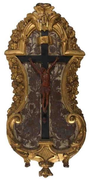 null Christ en buis sculpté dans son cadre en chêne sculpté et doré du XVIIIe siècle....