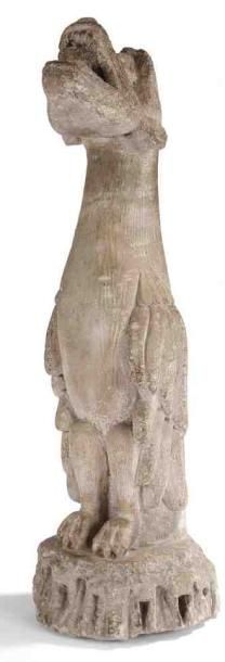 null Gargouille en calcaire fin sculpté dans le style médiéval fait au XIXe siècle....