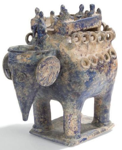 null Eléphant en ronde-bosse en céramique bleu cobalt, Iran XIIe-XIIIe siècle. Eléphant...