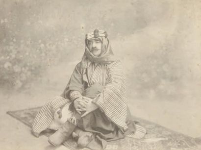null Studio Zola, Le Caire, Cheikh assis sur un tapis, premier quart du XIXe siècle...