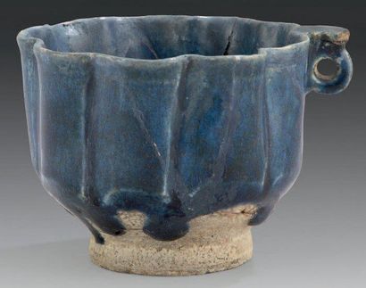 null Petite tasse godronnée, Iran, XIIe siècle Céramique siliceuse à petite anse...