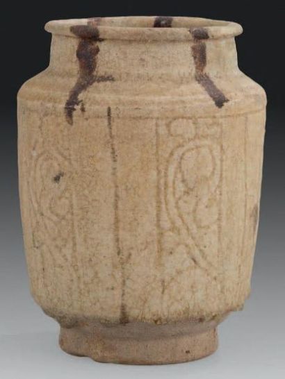 null Albarelle, Syrie, XIIe siècle Céramique siliceuse, à décor incisé en registres...