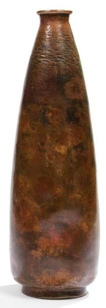 Jean DUNAND (1877-1942) Important vase obus sur talon et à col légèrement ouvert....