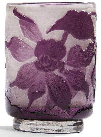 Émile GALLÉ (1846-1904) Vase de section légèrement oblongue sur talon, traité dans...