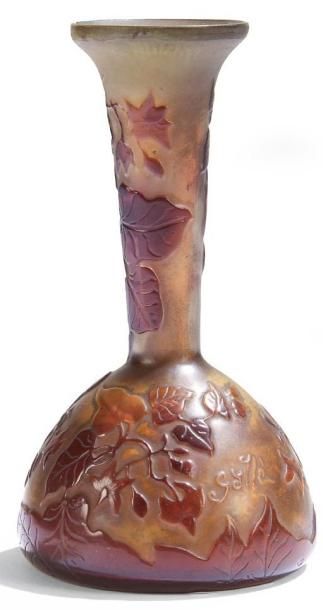 Émile GALLÉ (1846-1904) Vase à panse piriforme et à col soliflore. Épreuve de tirage...