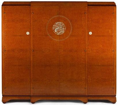 Jules LELEU (1883-1961) Rare et luxueux meuble de collectionneur réalisé en placage...