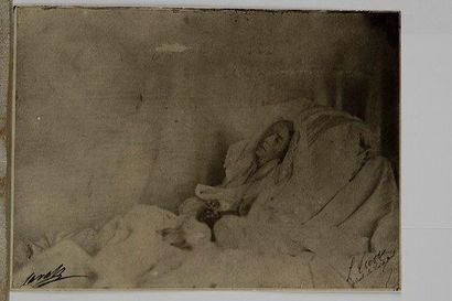 null [RACHEL (1821-1858)]. Photographie (contretype ancien) de Rachel sur son lit...