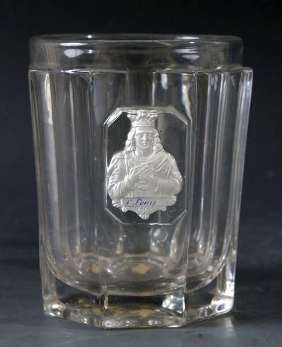 BACCARAT Gobelet en cristal moulé à côtes plates, orné du buste de saint Louis. Haut....