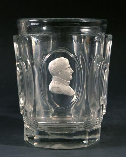 SAINT-LOUIS Gobelet en cristal moulé de pastilles ovales sur côtes plates, orné du...
