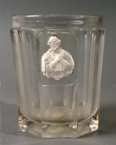 BACCARAT Gobelet en cristal moulé à côtes plates, orné du buste de saint Pierre....