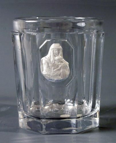 Grenelle Gobelet en cristal moulé à côtes plates, orné des bustes de Ste Anne et...
