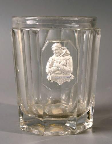 BACCARAT Gobelet en cristal moulé à côtes plates, orné du buste de saint Bernard....