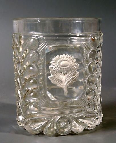 BACCARAT Gobelet en cristal moulé de palmes stylisées et côtelures, orné d?une fleur...