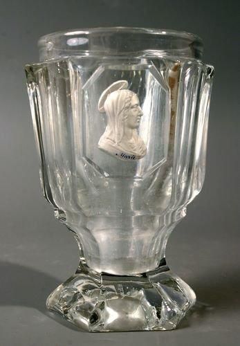 SAINT-LOUIS Gobelet à piédouche en cristal moulé à côtes plates, orné du buste de...