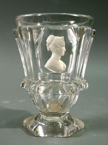 Saint-Mandé Gobelet caréné à piédouche en cristal moulé à côtes plates, orné du buste...