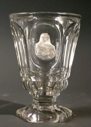 Saint-Mandé Gobelet à piédouche en cristal moulé à côtes plates, orné du buste de...