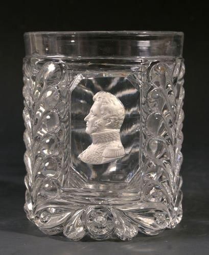 SAINT-LOUIS Gobelet en cristal moulé de palmes et de panneaux côtelés, orné du profil...