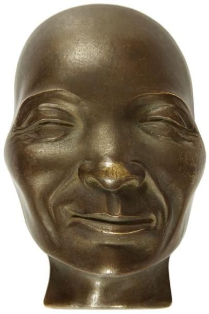 F. BOUNIOL (XXe siècle) Masque en bronze patiné Signé sous la base. H: 12,5 cm
