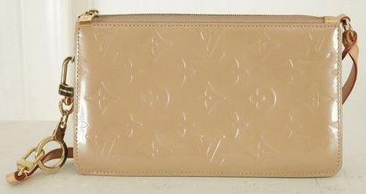 null Pochette NM vernis beige LOUIS VUITTON. Housse et boîte