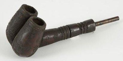 null BAMILEKE (Cameroun) Pipe. Pipe à double fourneau en bois à patine brun rouge...