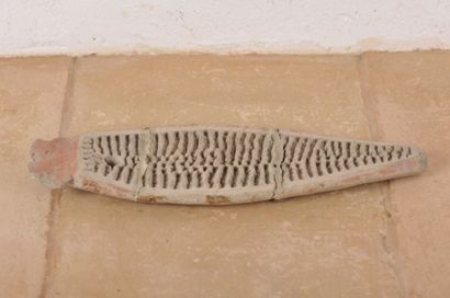 null Râpe cérémonielle en forme de poisson (Ichtyomorphe). Terre cuite grise décorée...