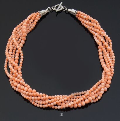 null Collier de six rangs torsadés de perles de corail rose de diamètres différents,...