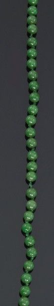 null Ensemble de deux colliers, l’un en perles de jade, l’autre en perles d’améthyste,...
