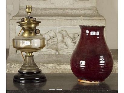 null Lampe à huile à réserve en verre à base en céramique noire. On y joint un vase...